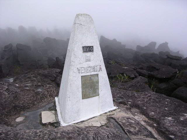 Triple_Point,_Mount_Roraima.jpg