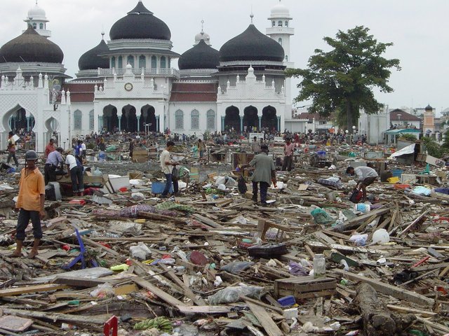 Tsunami-AcehMAsjid-Raya.jpg