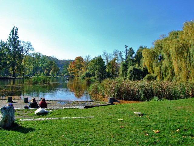 Praha,_Bubeneč,_pohled_na_jezírko_ve_Stromovce.jpg