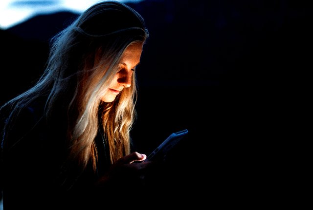Girl night phone_720.jpg