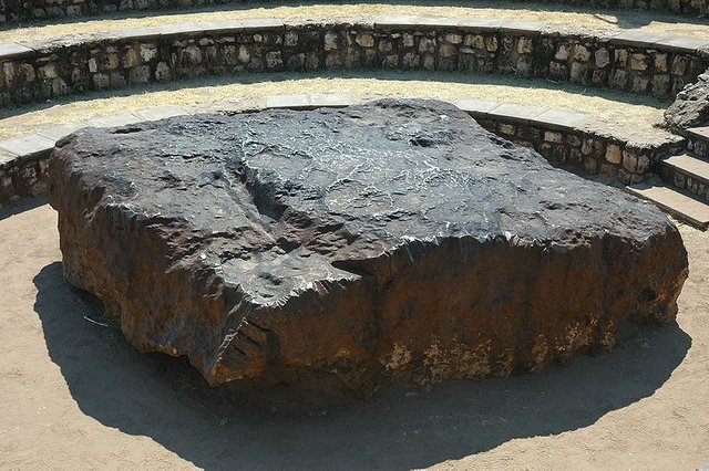800px-Namibie_Hoba_Meteorite_05 (1).JPG