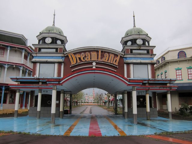 Faded-dreams-April-2011-Abandoned-amusement-park-Nara-Dreamland.jpg