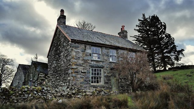 a-world-trapped-in-time-has-been-photographed-by-an-urban-explorer-who-found-an-abandoned-farmhouse-in-mid-wales-136396094586926901-141029154545.jpg