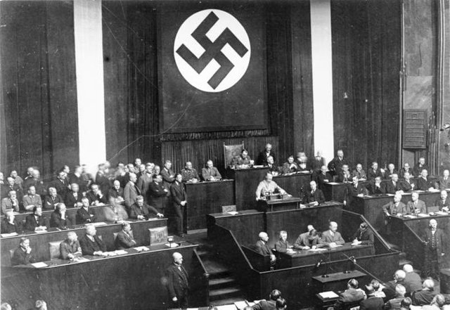Bundesarchiv_Bild_102-14439,_Rede_Adolf_Hitlers_zum_Ermächtigungsgesetz.jpg