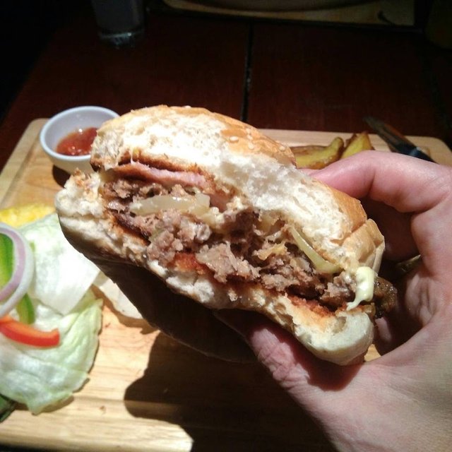 Bacon Cheeseburger at The Black Swan Pub in Bangkok — Steemit