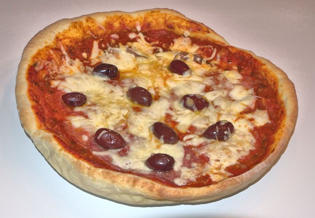 Cheese-Pie-Pizza-Olives-Salami-527041.jpg