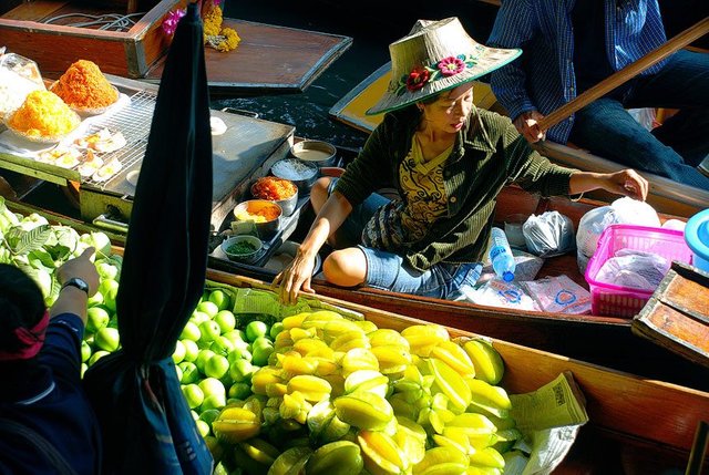 Damnoen-saduak-floating-market-bangkok-1-860x576.jpg