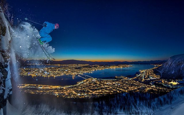 3_William_dropper_over_Tromsø_panorama_.jpg