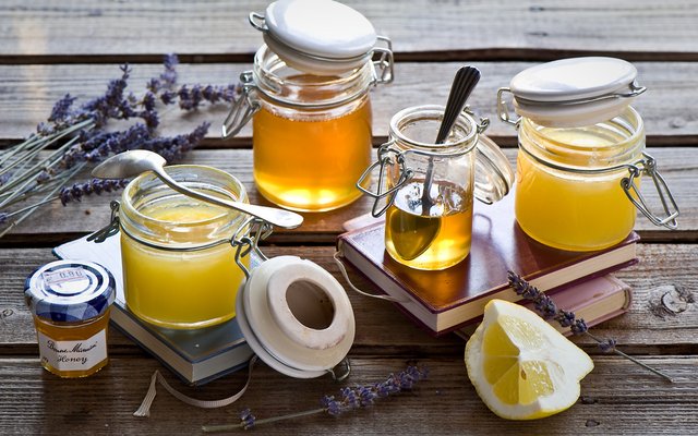 1Honey_Lemons_Spoon_Jar_471443_1920x1200.jpg