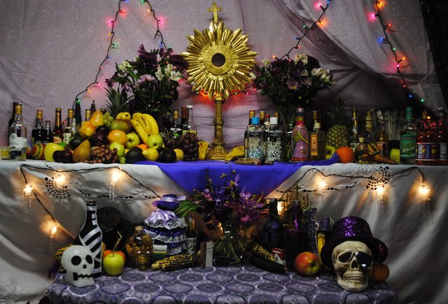 Haitian_vodou_altar_to_Petwo,_Rada,_and_Gede_spirits;_November_5,_2010..jpg