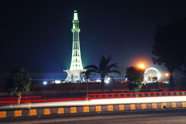 Minar-e-Pakistan,_Lahore..jpg