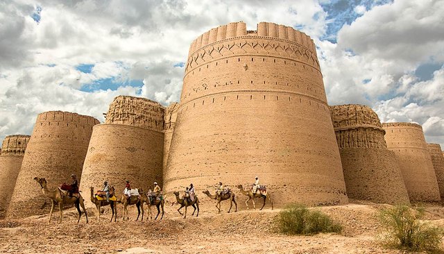 Derawar-Fort,-Bahawalpur,-Punjab.jpg