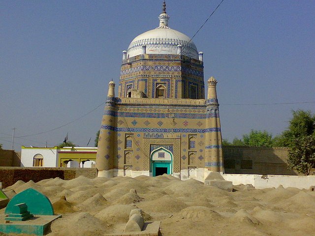 Shrine_of_Pir_Adil_Shah_and_Graveyard.jpg