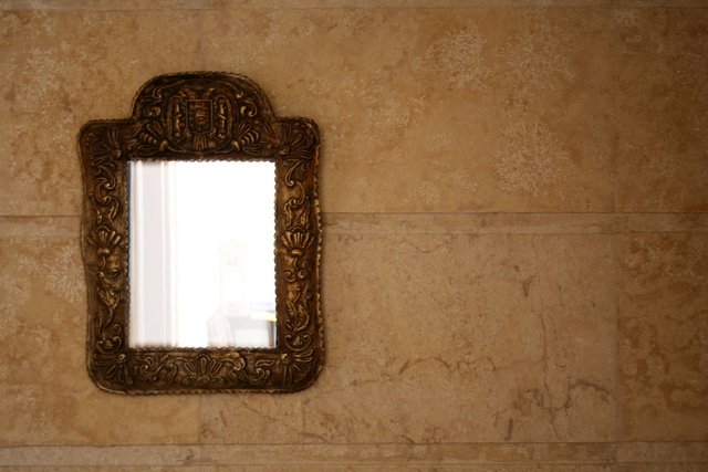 mirror-on-wall-1413751-1279x852.jpg