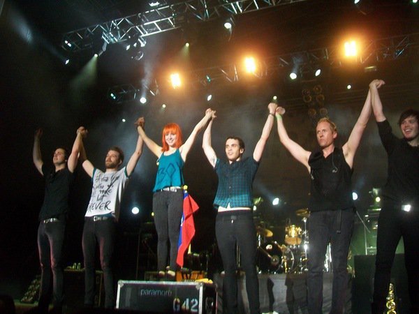 paramore_in_venezuela_by_annaraiinbow-d3dz1dd.jpg