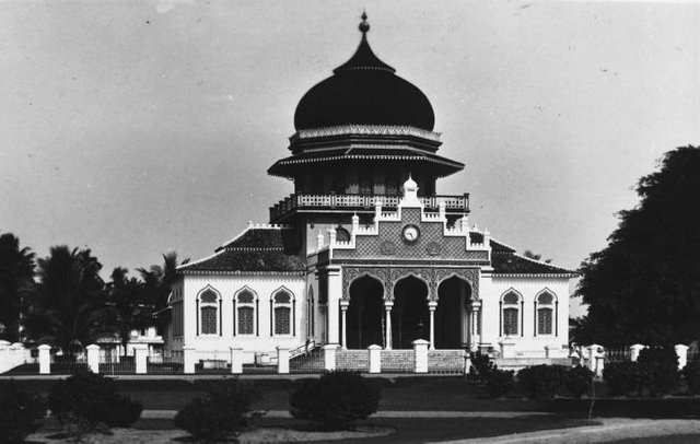 COLLECTIE_TROPENMUSEUM_De_Baiturrahman_moskee_in_Koetaradja_TMnr_60023672.jpg