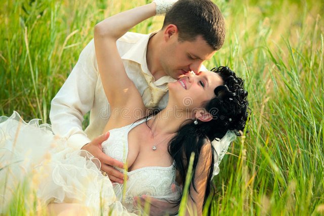 mensonge-neuf-marié-sexy-de-couples-sur-l-herbe-verte-21209804-1.jpg