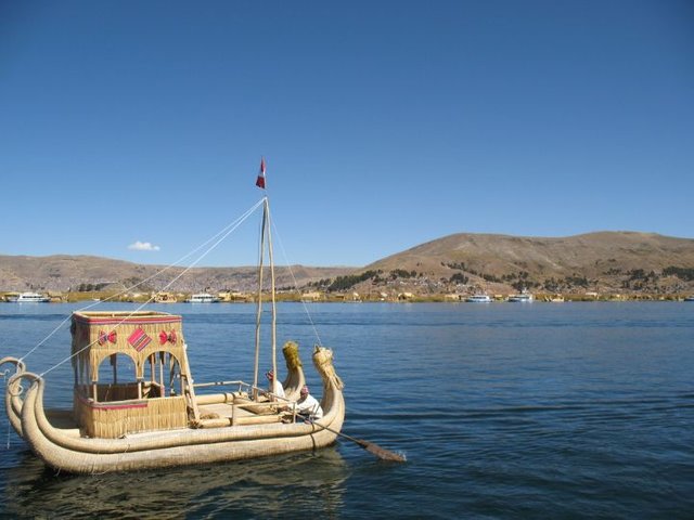 Titicaca reed2 boat by ProjectManhattan public.jpg