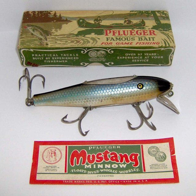 VINTAGE PFLUEGER MUSTANG MINNOW WOOD LURE in BLUE MULLET 5 long  neat  wood lure