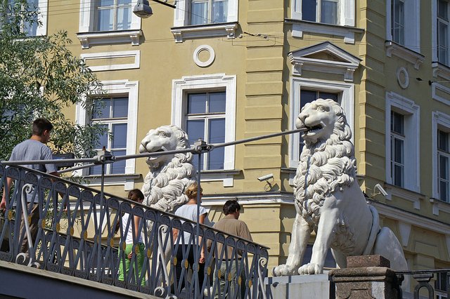 1024px-Sankt_Petersburg_Löwenbrücke_2005_b.jpg