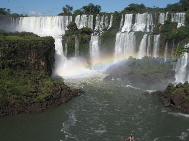 Iguazu_Falls_with_Rainbow.JPG