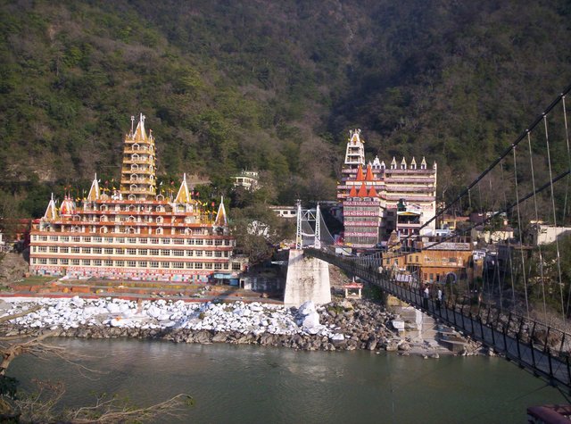 Rishikesh_view_across_bridge.jpg