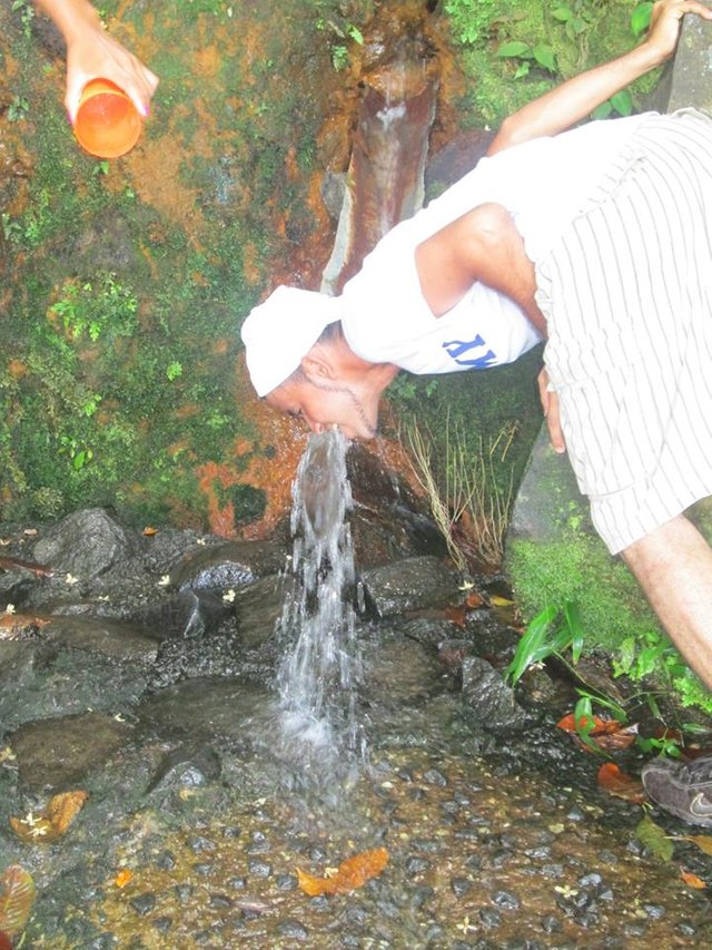 tomando agua directamente de la montaña.jpg