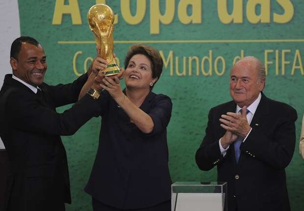 dilma-cafu-sepp-blatter-world-cup-trophy-02062014_zylz98qkk4hw1qetreeh2xbfd.jpg