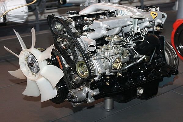 1989_Toyota_1HD-T_Type_engine_front.jpg