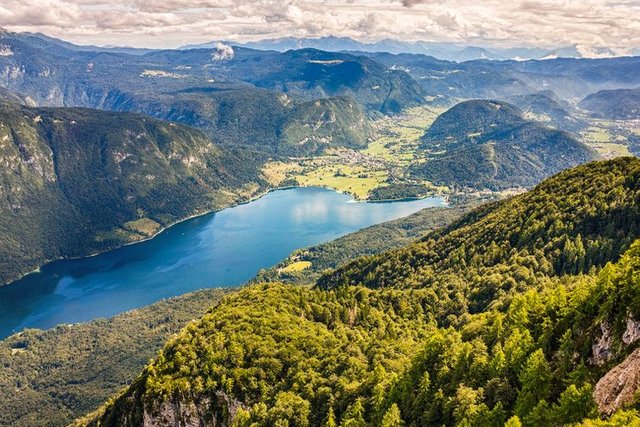 Beautiful-Lake-Bohinj-surrounded-by-mountains-of-Triglav-National-Park-Slovenia-740x494.jpg