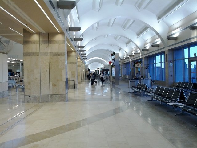 Pasillo aeropuerto.jpg