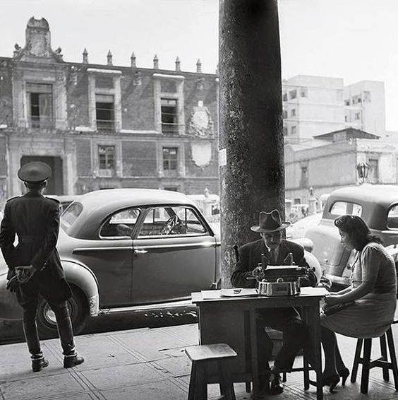 Escribano, Plaza de Santo Domingo CDMX 40´s.jpg