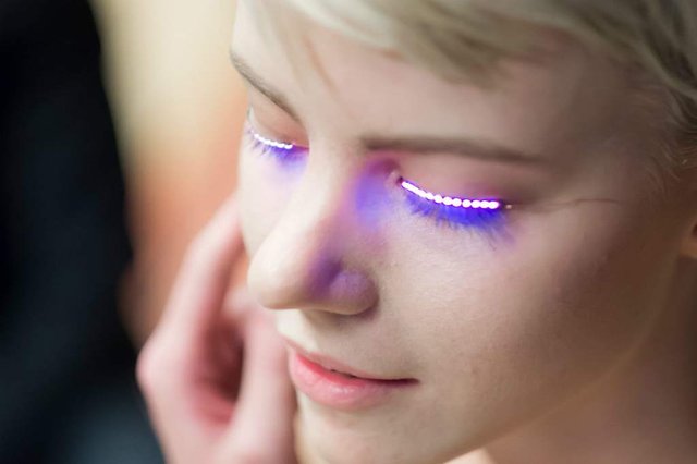 glow-with-lightup-led-lashes-2.jpg