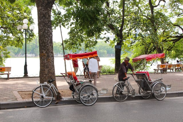 越南特有的人力自行车，游客坐前面.jpg