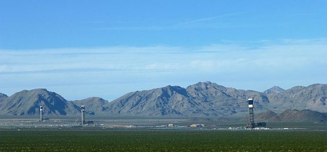 650px-Ivanpah_SEGS_(2).JPG