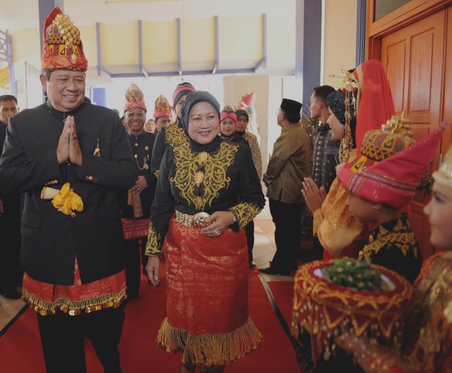 SBY-Baju-adat-Aceh.jpg