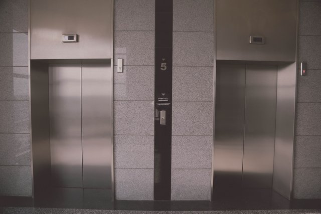 elevator-939515_1920.jpg