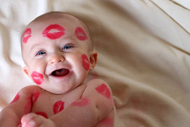 romantic-baby-kissed-gift-package-idea-themes-kiss.jpg