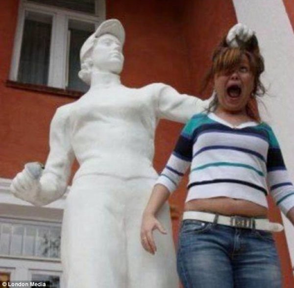 Statues-Hitting-People-02.jpg