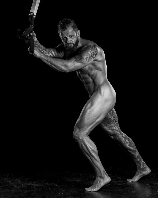 strength_flexibility_power_of_human_body_portraits_mark_ruddick_04.jpg