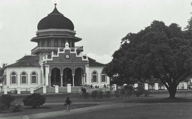 COLLECTIE_TROPENMUSEUM_De_Baiturrahman_moskee_in_Koetaradja_TMnr_60023556.jpg