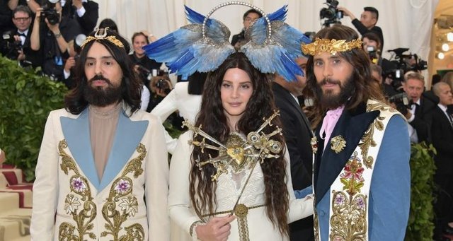 lana-del-rey-jared-leto-met-gala-2018-0-08-750x400.jpg