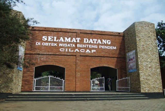 Benteng_Pendem_Cilacap_entrance-750x504.jpg