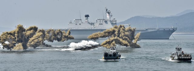 인천상륙작전을_재현하고_있는_상륙주정_및_한국형_상륙장갑차(KAAV).jpg