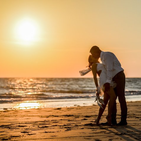 photographe-mariage-la-rochelle-couple-plage-coucher-de-soleil-presentation.jpg