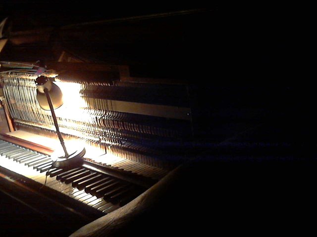 piano en luz con lampara PERO EN OSCURIDAD.jpg