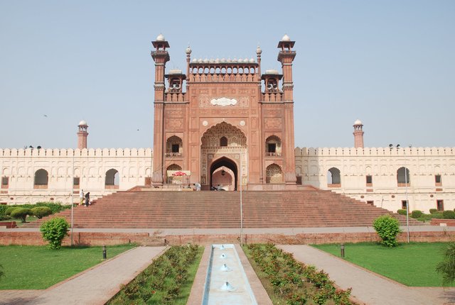 entrance-of-badshahi-mosque.jpg