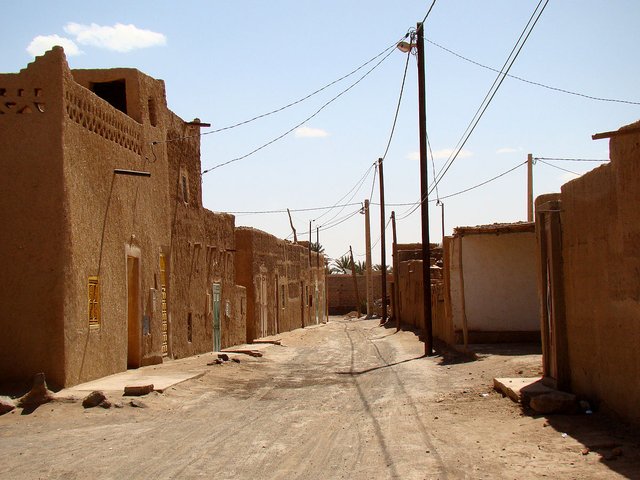 1200px-Typical_Merzouga_Street_2011.jpg