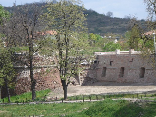 1280px-Cetatea_din_Oradea2.jpg