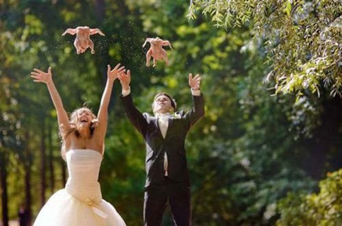 funny-wedding-photos-chickens-throw.jpg
